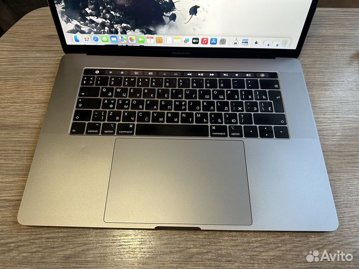 Apple macbook pro 15 2019 i7/16/256/Radeon 555X