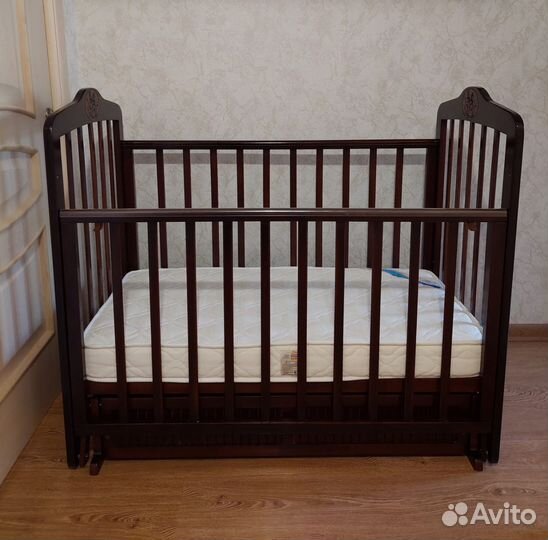 Детская кроватка с маятником