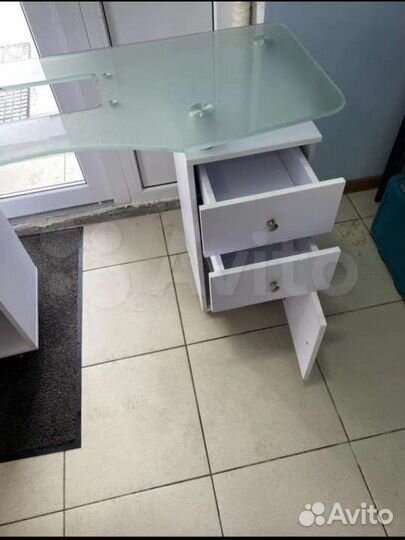 Маникюрный стол с вытяжкой