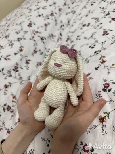 Вязаный зайка ручной работы