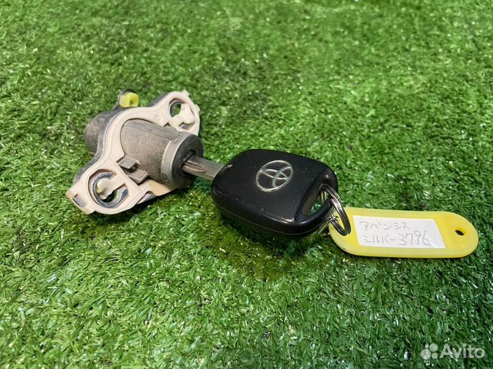 Личинка крышки багажника с ключом Toyota Avensis