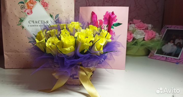 Розы из гофрированной бумаги с конфетой