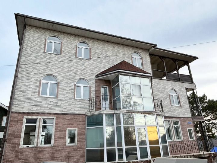 Коттедж 712 м² на участке 1 сот.