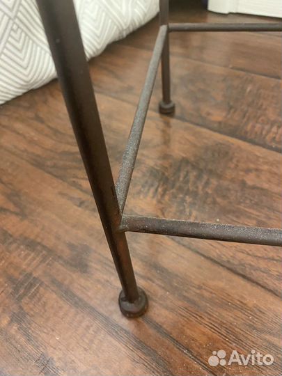 Подставка под цветы металлическая