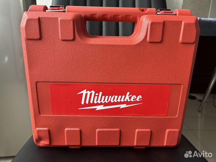 Шуруповерт в комплекте с набором