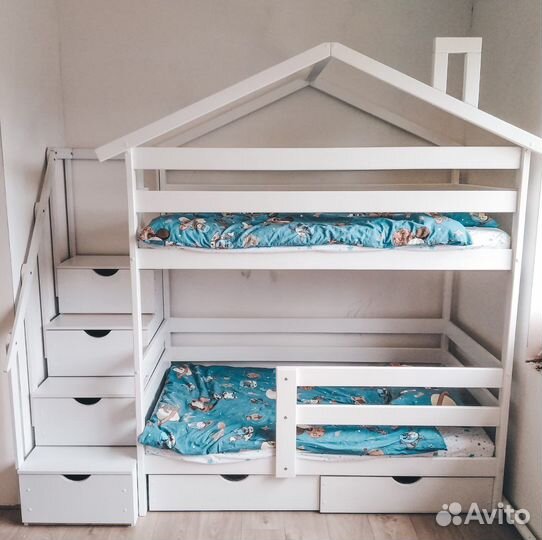 Двухъярусная кровать с лестницей комодом