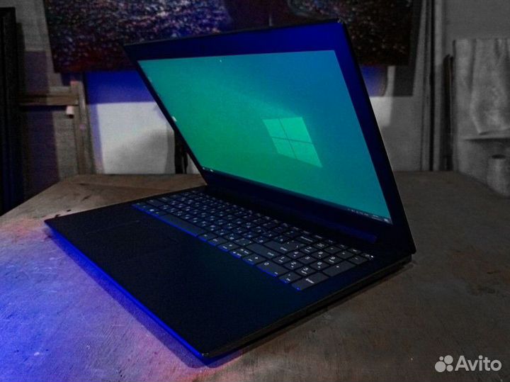 Ноутбук AMD R4 / SSD240 / озу 8 гб + мышь