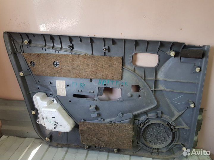 Обшивка двери передней правой Mitsubishi Airtrek