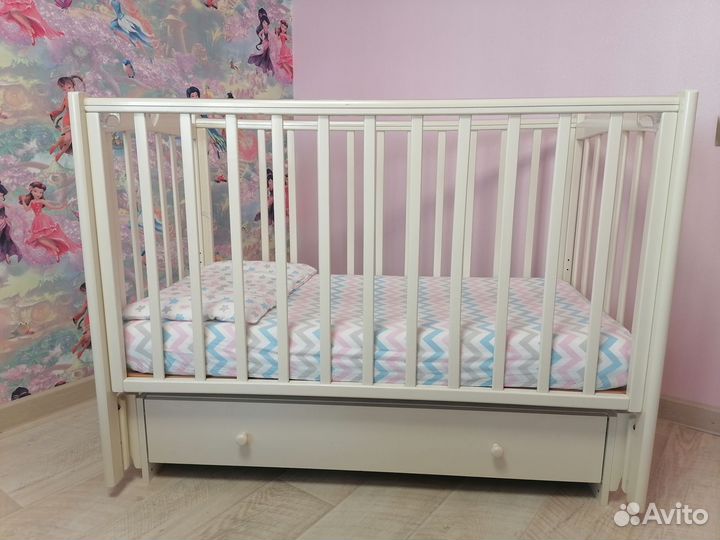 Детская кроватка с маятником и ящиком