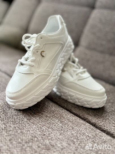 Кроссовки женские