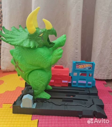 Набор HOT wheels Сокрушительный Трицератопс