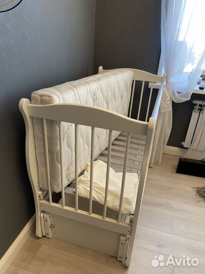 Детская кроватка с маятником