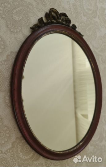 Винтажное овальное зеркало в деревянной оправе