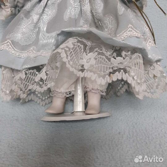 Кукла фарфоровая