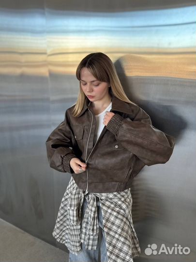 Бомбер из экокожи