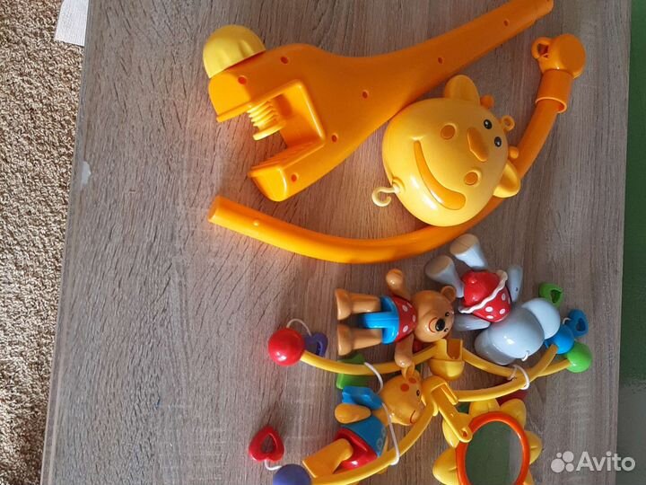 Мобиль на кроватку жирафики