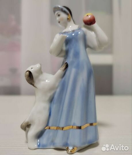 Фигурка девушка с яблоком и собакой СССР