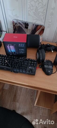 Продам мышку коврик клавиатуру и наушники