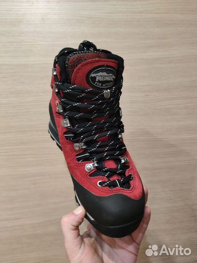Трекинговые ботинки