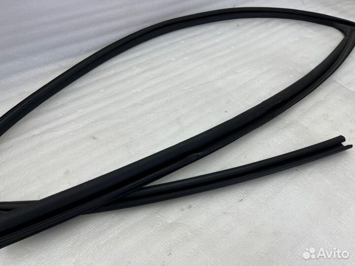 Уплотнитель стекла двери передний левый Toyota