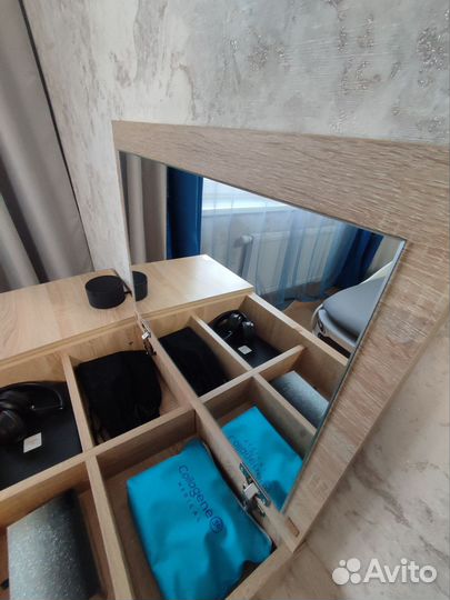 Туалетный столик с зеркалом и ящиком