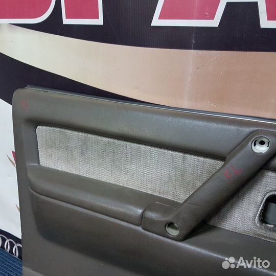 Обшивка двери передняя левая Mitsubishi Pajero