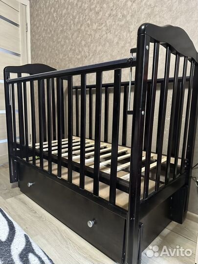 Детская кроватка с маятником