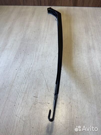 Поводок стеклоочистителя передний правый Toyota