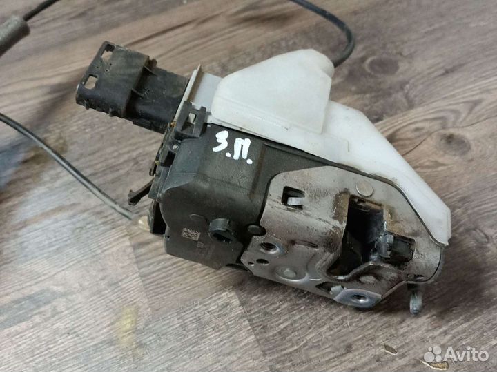 Замок задний правый Пежо 308