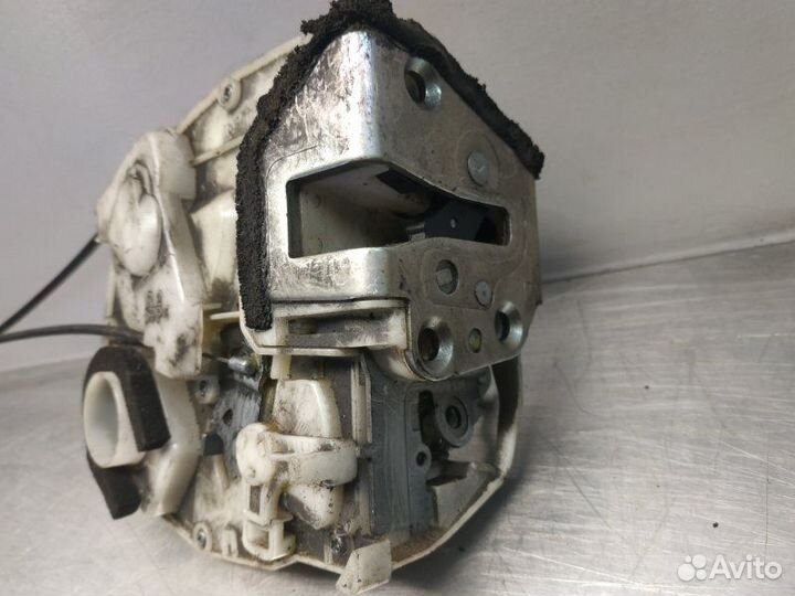 Замок двери передний правый Suzuki Sx4 GYA M16A