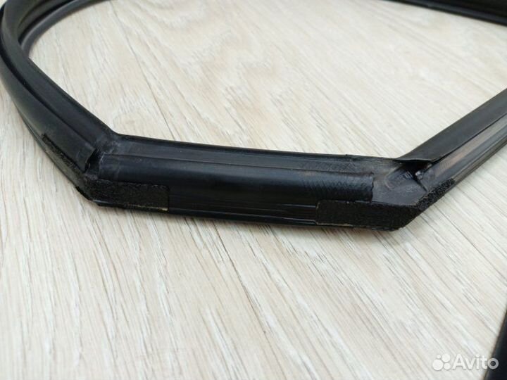 Уплотнитель стекла двери задний левый Hyundai