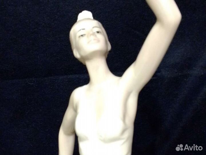Фарфоровая статуэтка Девушка танцовщица