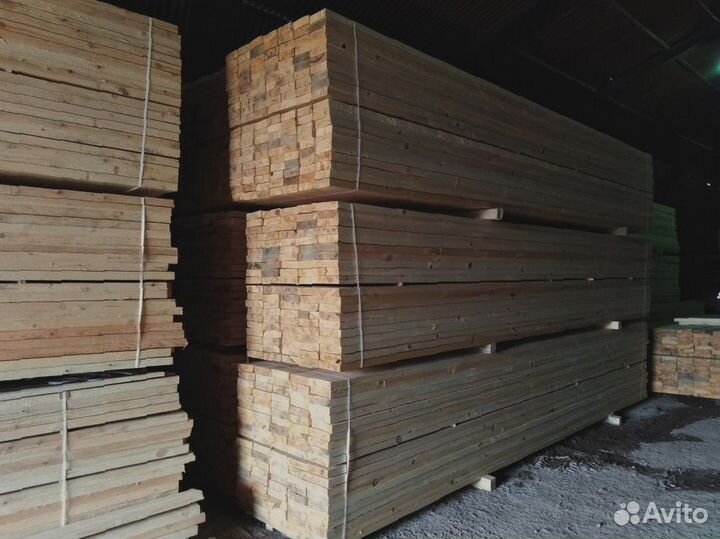 Прочные доски из сосны, надежное основание для строительства