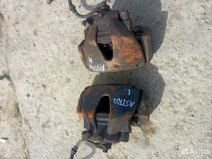 Тормозной суппорт передний Opel Astra H