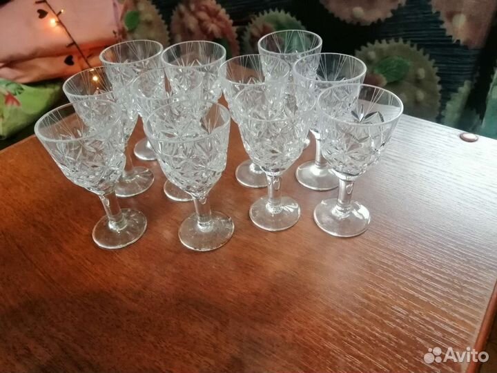 Хрустальные рюмки на ножке 