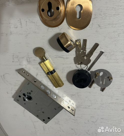 Замок врезной и цилиндровый механизм для двери DAF