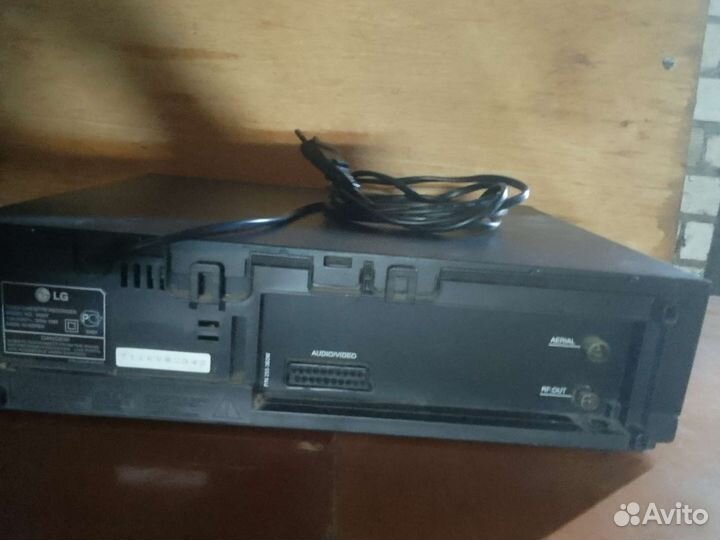 Видеомагнитофон LG с кассетами