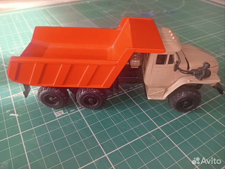 Модель автомобиля Урал 4320 самосвал