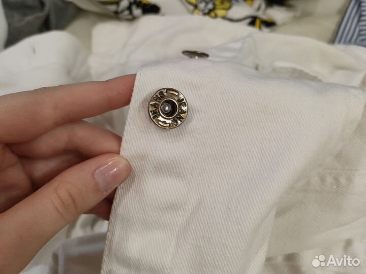 Белая джинсовка