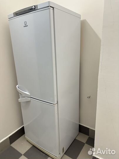 Холодильник indesit