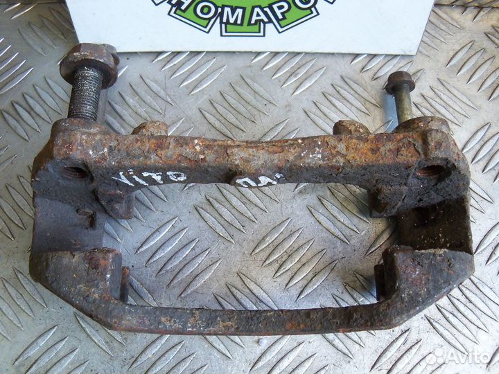 Скоба переднего левого суппорта Mercedes Vito W638