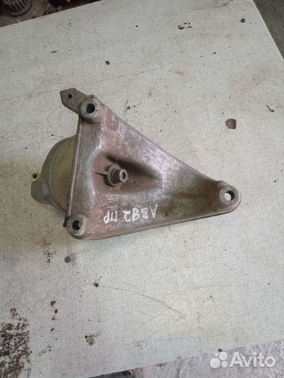 Кронштейн двигателя правый audi a8 d2 ауди а8 д2