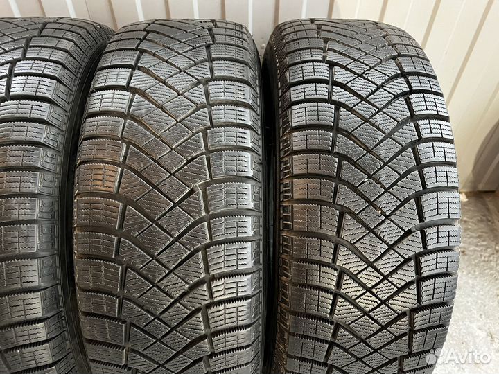Pirelli Ice Zero FR 215/65 R16
