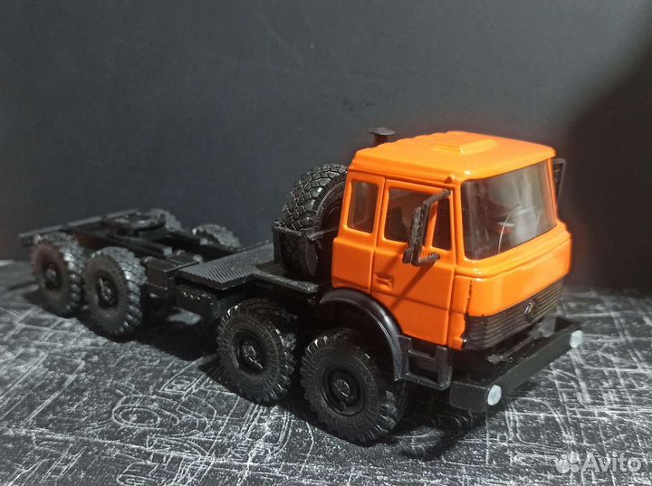 Урал-5423 седельный тягач - оранжевый и з/ч 1/43