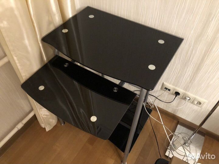 Стеклянный компьютерный стол 