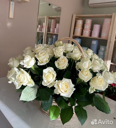 Корзина белых роз 51 шт