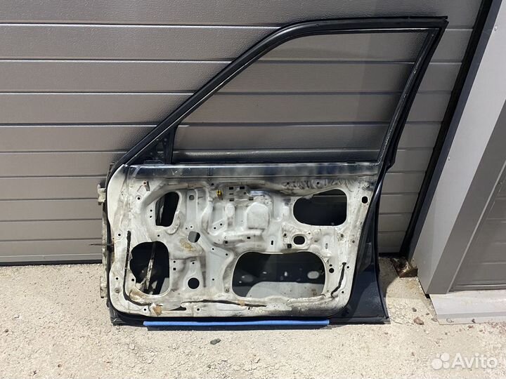 Дерь передняя правая,тойота карина