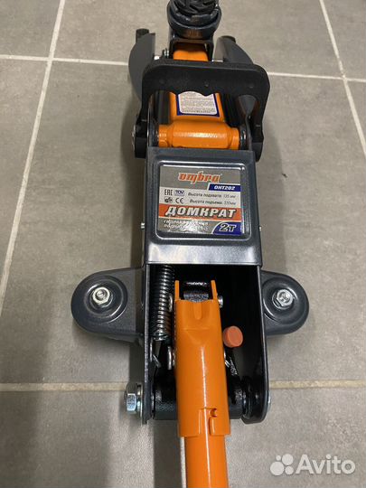 Домкрат подкатной 2т Ombra