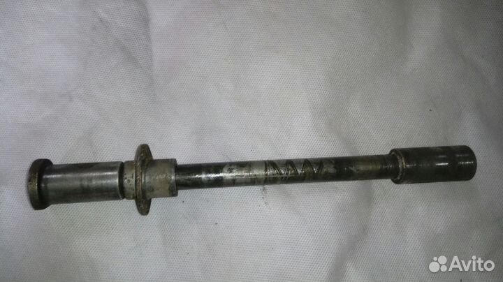 Suzuki GSF 250-2 Bandit ось переднего колеса