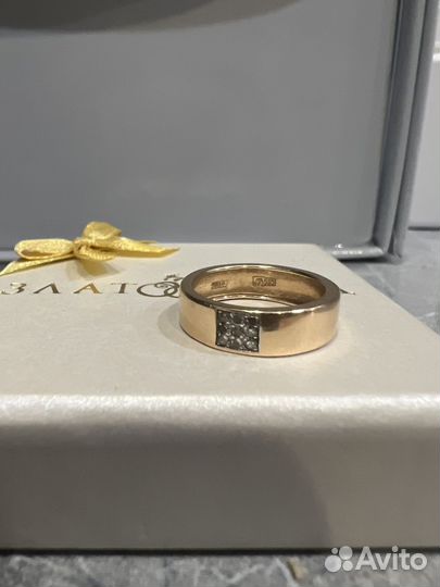 Кольцо с бриллиантом